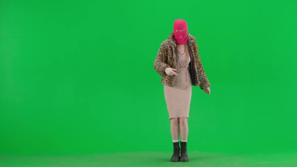 Pembe Kar Maskeli Kadın Kaplan Ceketli Gece Elbisesi Giyen Kadın — Stok video