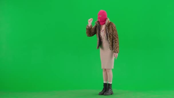 Жінка Рожевій Балаклаві Тигрове Пальто Вечірня Сукня Протягніть Віртуальний Екран — стокове відео