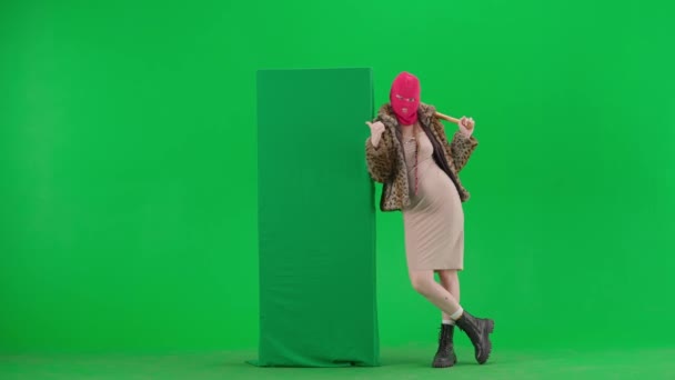 Mujer Pasamontañas Rosa Abrigo Tigre Vestido Apoyado Bandera Verde Haciendo — Vídeo de stock