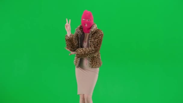 ピンクのバラバラの女性 タイガーのコート 夜のドレスは勝利のジェスチャーを示しています スタジオの緑色の背景にあるフリークな女性 ファッショントレンドコンセプト ファッションにおけるフェミニストのトレンド — ストック動画