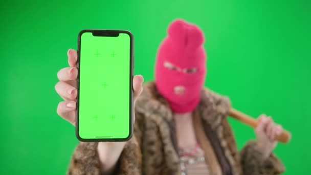 Mulher Balaclava Rosa Casaco Tigre Vestido Mostrando Telefone Tela Verde — Vídeo de Stock