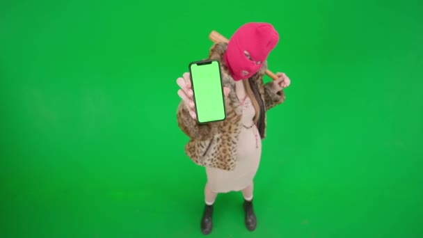 Frau Pinkfarbener Sturmhaube Tigermantel Und Kleid Mit Grünem Handy Vor — Stockvideo