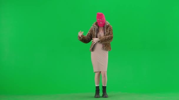 Жінка Рожевій Балаклаві Тигровому Пальто Вечірнє Плаття Витончено Танцює Східний — стокове відео