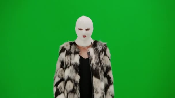 Жінка Білій Балаклаві Шубці Вечірній Сукні Жінка Вироджується Зеленому Тлі — стокове відео