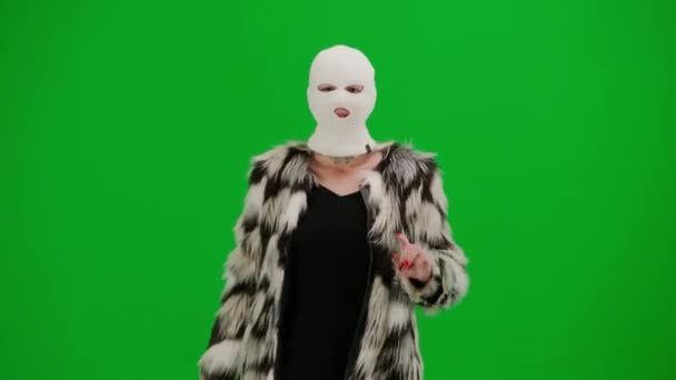 Žena Bílé Balaklávě Kožich Večerní Šaty Kráčející Tančící Vesele Skákající — Stock video
