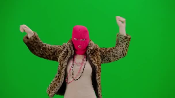 Pembe Kar Maskeli Kadın Kaplan Kürkü Manto Gece Elbisesi Giymiş — Stok video