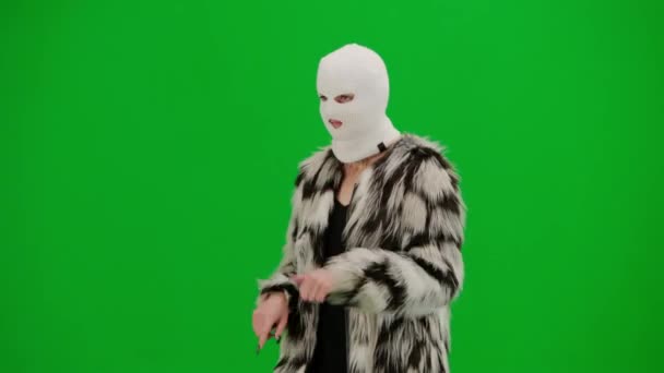Жінка Білій Балаклаві Пальто Вечірня Сукня Танцює Вказує Свій Індексний — стокове відео
