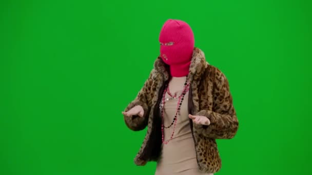 Pembe Kar Maskeli Kadın Kaplan Kürkü Manto Gece Elbisesi Giyip — Stok video