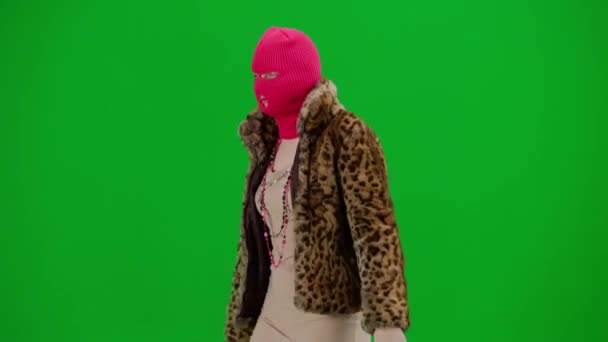 Жінка Рожевій Балаклаві Тигровій Шубці Вечірній Сукні Танцює Вказує Свій — стокове відео