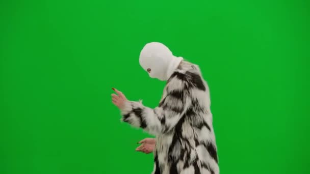 Mujer Pasamontañas Blanco Abrigo Piel Vestido Caminando Bailando Alegremente Con — Vídeo de stock