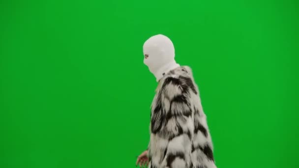 Mujer Pasamontañas Blanco Abrigo Piel Vestido Noche Caminando Bailando Alegremente — Vídeos de Stock
