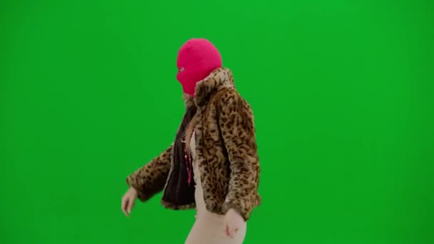Mulher Balaclava Rosa Casaco Pele Tigre Vestido Noite Caminha Dançando — Vídeo de Stock