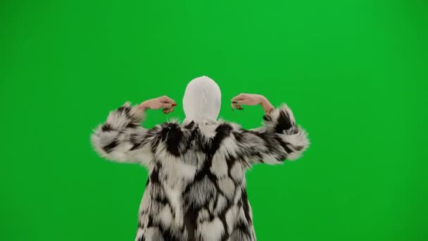 Žena Bílém Balaklávě Kožich Šaty Kráčející Vesele Tančící Rukama Nad — Stock video