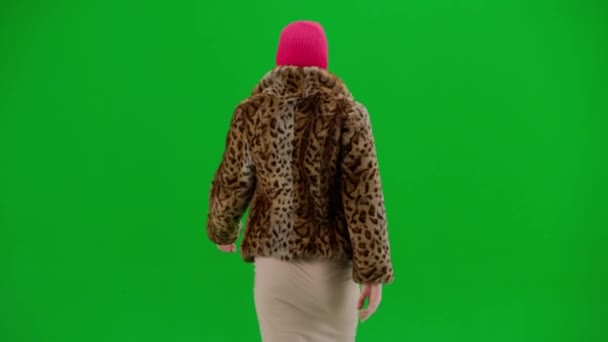 Pembe Kar Maskeli Kadın Kaplan Kürkü Manto Gece Elbisesi Yürüyüşü — Stok video