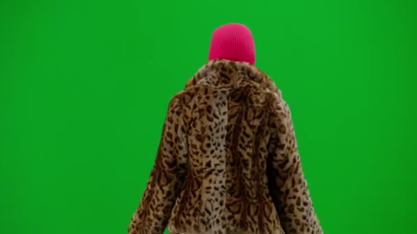 Mujer Pasamontañas Rosa Abrigo Piel Tigre Vestido Caminando Bailando Alegremente — Vídeo de stock