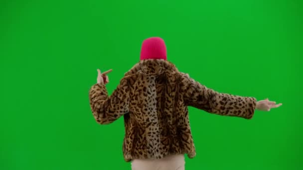 Жінка Рожевій Балаклаві Тигрове Пальто Плаття Ходить Танцює Весело Руками — стокове відео