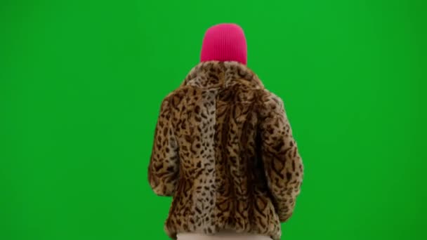 Женщина Розовой Балаклаве Пальто Тигра Вечернее Платье Уродка Зеленом Фоне — стоковое видео