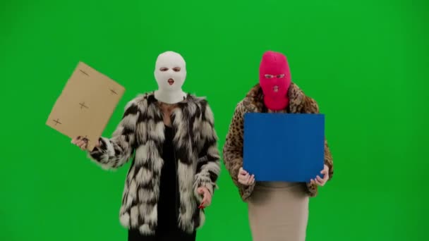 Dwie Kobiety Kominiarkach Sztuczne Futra Pikietujące Studio Zielonym Ekranie Kobiety — Wideo stockowe