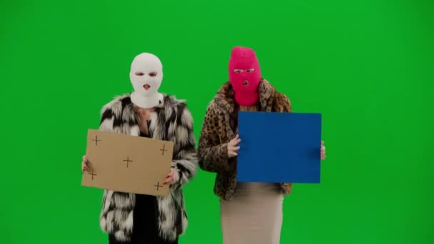 Dvě Ženy Balaklavách Falešných Kožešinových Kabátech Hlídají Studiu Zelené Obrazovce — Stock video