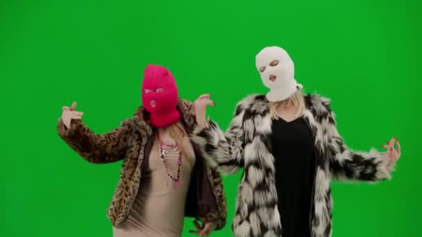 Beyaz Pembe Kar Maskeli Iki Kadın Seksi Dans Ediyor Yeşil — Stok video