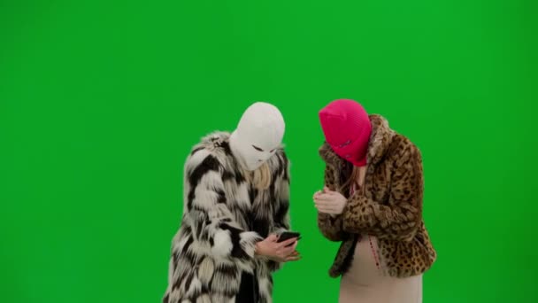 Beyaz Pembe Kar Maskeli Iki Kadın Akıllı Telefona Umutla Bakıyor — Stok video