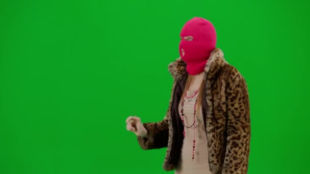 穿着粉色巴拉克拉瓦的女人 虎皮和晚礼服水龙头 在虚拟屏幕上滑动 工作室里的女人都是绿色背景的时尚潮流的概念 时尚中的女权主义趋势 — 图库视频影像