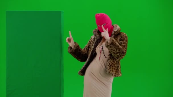 Eine Frau Pinkfarbener Sturmhaube Tigermantel Und Kleid Tritt Hinter Einem — Stockvideo