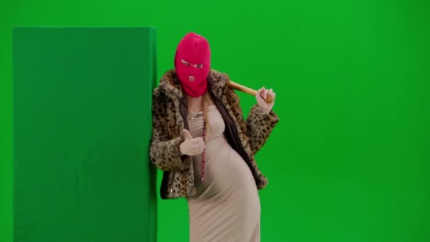 Pembe Kar Maskeli Kadın Kaplan Ceketli Yeşil Pankarta Yaslanmış Elbisesi — Stok video