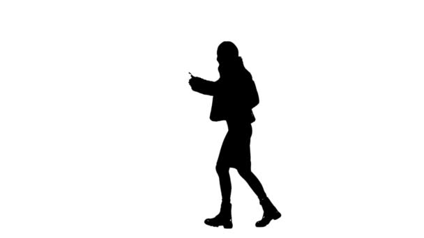 バラカバラの走行中の女性の黒いシルエット ブラチル フリーク ウーマン ファッションにおけるフェミニストの傾向 サイドビュー — ストック動画