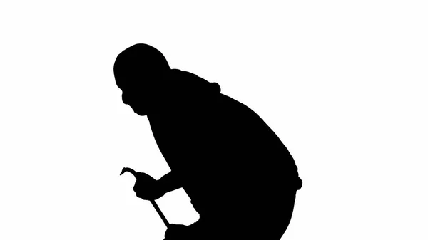 独立的白色背景上的小偷的黑色轮廓 一个穿着帽衫和巴拉克拉瓦的男子强盗手里拿着一根金属撬棍走在路上 犯罪和偷窃的概念 侧视图 — 图库照片