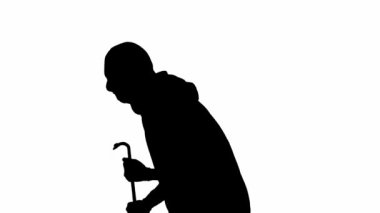 İzole edilmiş beyaz arka planda siyah bir hırsız silueti. Kapüşonlu ve kar maskeli bir erkek soyguncu elinde metal bir levyeyle yürüyor. Suç ve hırsızlık kavramı. Yan görünüm