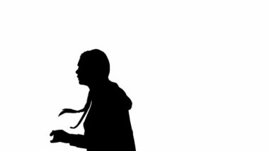 Beyaz izole bir arka planda siyah bir kadın silueti. Genç bir kız etrafta korku içinde koşuyor, tehlikeden daha hızlı kaçıyor. Yan görünüm