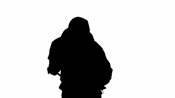 独立的白色背景上的小偷的黑色轮廓 一个穿着帽衫和巴拉克拉瓦的男子强盗手里拿着一根金属撬棍走在路上 犯罪和偷窃的概念 — 图库视频影像