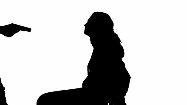 在白色孤立背景下的小偷和受害者的黑色轮廓 女孩坐在椅子上捆着双手 用枪威胁着她 把嘴塞得紧紧的 — 图库视频影像