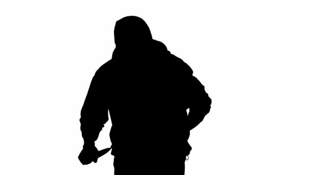 隔離された白い背景の泥棒の黒いシルエット フーディーとバラカバラの男性強盗は 犯罪を犯す準備をしている彼の手にナイフで歩きます — ストック動画