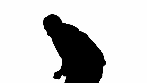 隔離された白い背景の泥棒の黒いシルエット フーディーとバラカバラの男性強盗が 金属の群衆を手に歩いている 犯罪と泥棒の概念 サイドビュー — ストック動画