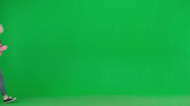 Soygun ve ceza konsepti. Krom anahtar yeşil ekranda hırsız ve kurbanın portresi. Kız yürüyor, erkek soyguncu onu peçete tutarken yakalamış, kız bilincini kaybetmiş..