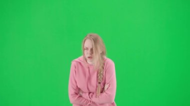 Soygun ve ceza konsepti. Krom anahtar yeşil ekranda kurbanın portresi. Genç bir kız yürüyor, korkmuş bir ifade, etrafa bakıyor, tehlikeden daha hızlı kaçıyor..