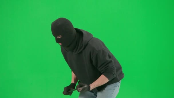 Пограбування Кримінальна Концепція Портрет Злодія Фоні Зеленого Екрану Ключа Хроми — стокове відео