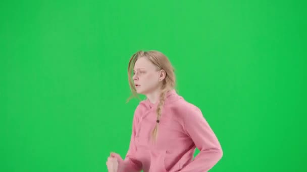 強盗と犯罪概念 クロマキーの緑色の背景の犠牲者の肖像画 走る若い女の子 怖い表情 周りを見回して 危険からより速く走る ハーフターン — ストック動画