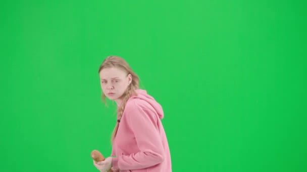 抢劫和犯罪概念 彩色键绿色屏幕背景上的受害者肖像 小女孩一个人走着 害怕的表情 拿着棒球棒 四处张望 侧视图 — 图库视频影像