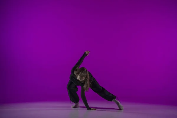 Energetischer Zeitgenössischer Tanz Violettem Studiolicht Junges Mädchen Schwarzen Kleidern Zeigt — Stockfoto