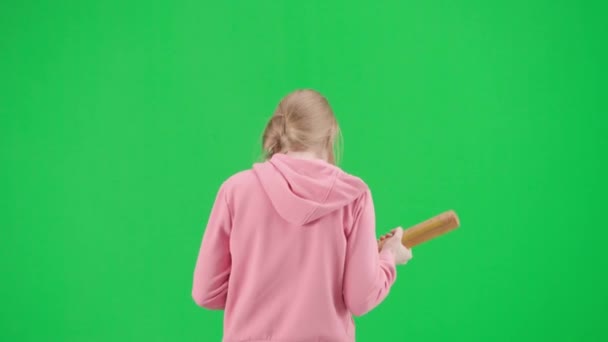 抢劫和犯罪概念 彩色键绿色屏幕背景上的受害者肖像 小女孩一个人走着 害怕的表情 拿着棒球棒 四处张望 背景色 — 图库视频影像
