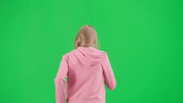 強盗と犯罪概念 クロマキーの緑色の背景の犠牲者の肖像画 走る若い女の子 怖い表情 周りを見回して 危険からより速く走る バックビュー — ストック動画