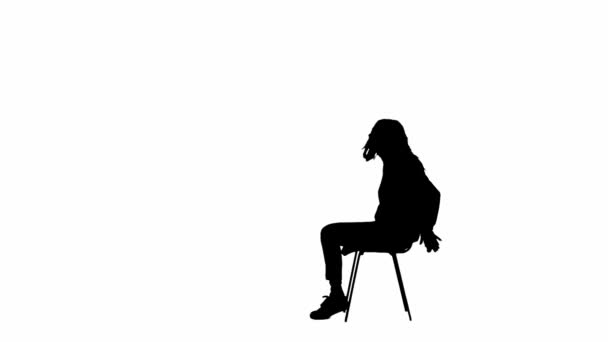 強盗と犯罪概念 隔離された白い背景の犠牲者の黒いシルエット 縛られた手で椅子に座っている少女 怖い顔の表情 助けを叫ぶ — ストック動画