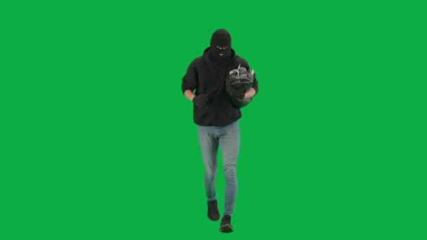 強盗と犯罪概念 クロマキーグリーンの背景に泥棒の肖像画 フーディー ジーンズ バラバラを身に着けている男強盗 盗まれたバッグがいっぱいの警察から逃げる — ストック動画