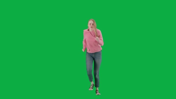 強盗と犯罪概念 クロマキーの緑色の背景の犠牲者の肖像画 走る若い女の子 怖い表情 周りを見回して 危険からより速く走る — ストック動画