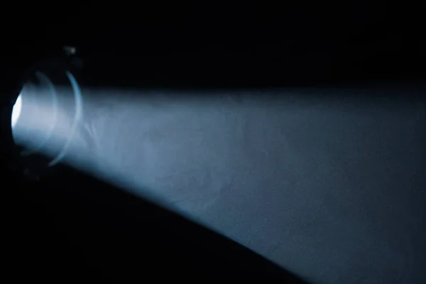 Feixes Luz Holofotes Estúdio Escuro Com Fumaça Fluxo Luz Holofote — Fotografia de Stock