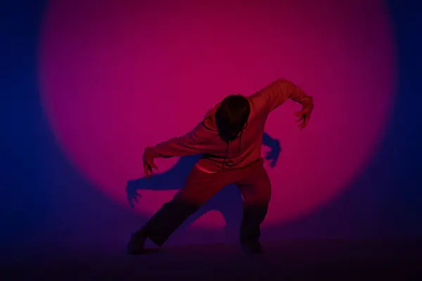 Kaveri Rento Vaatteet Tanssia Hip Hop Elementtejä Studiossa Sininen Valo — kuvapankkivalokuva