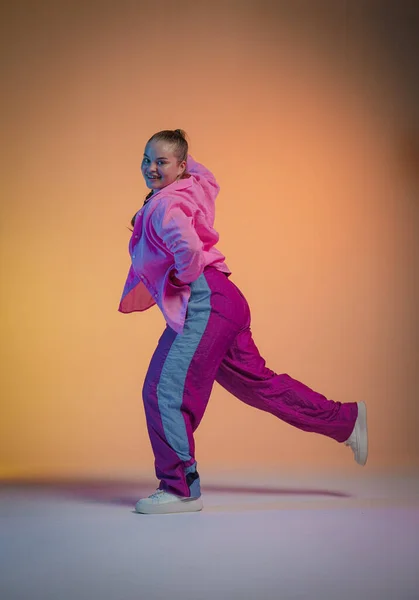 Энергичная Молодая Женщина Розовой Одежде Танцует Ритмы Джазового Фанка Фоне — стоковое фото